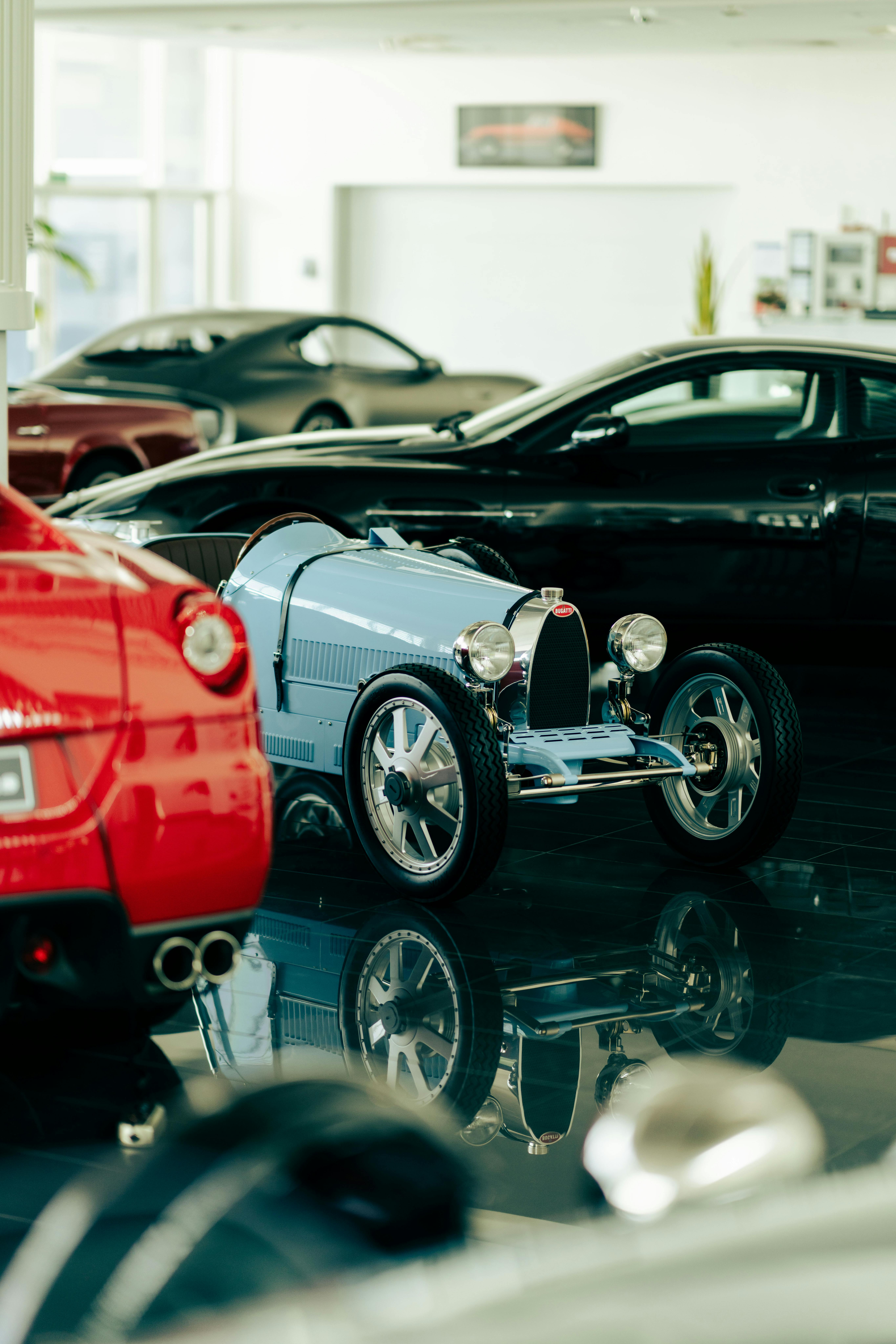Auto's in een showroom